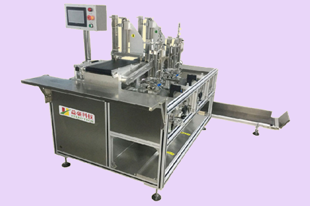 疫情期間，全自動(dòng)取膜折棉機(jī)可確保面膜產(chǎn)品的安全性